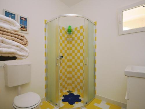ein Bad mit einer Dusche, einem WC und einem Waschbecken in der Unterkunft Apartment Labin 23 in Labin