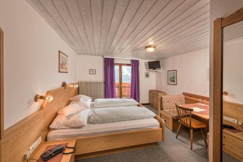 Postel nebo postele na pokoji v ubytování Hotel Alpenland