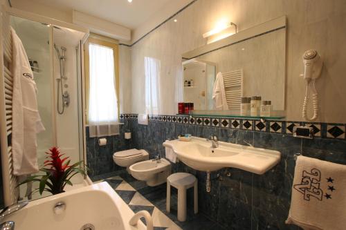 Koupelna v ubytování Hotel Villa Luca