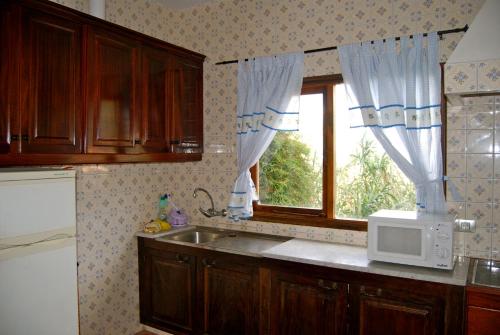 eine Küche mit einem Waschbecken und einem Fenster in der Unterkunft Casa Rural de Tío Félix in Vega de San Mateo