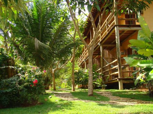 Taman di luar Pousada Vila do Dengo