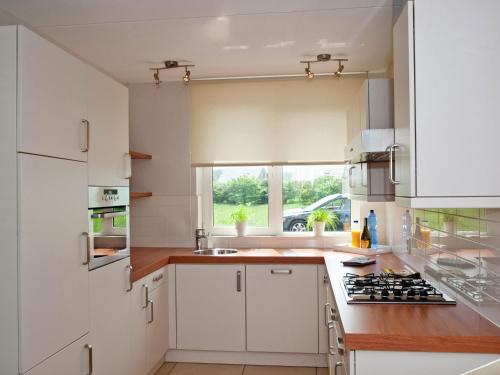 Una cocina o cocineta en Villa in Maaspark with Sauna and Lake Views