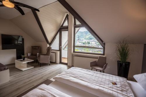 Tempat tidur dalam kamar di Hotel Traumblick