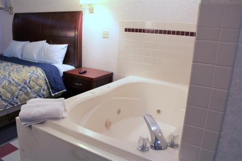 Кровать или кровати в номере Americas Best Value Inn of Decatur
