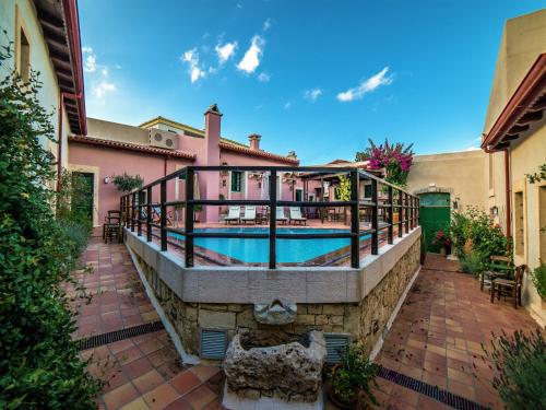 una casa con piscina en un patio en Villa Archanes en Archanes