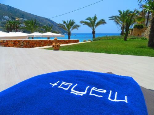 a blue towel with the word hilo on it at HOTEL MAÑET in Moraira