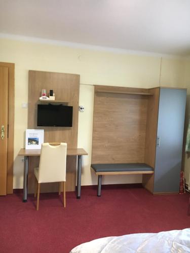 a room with a table and a bench and a bed at Pension Pichlerhof in Stall