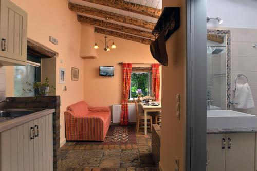 eine Küche mit einem Tisch und einem Stuhl in einem Zimmer in der Unterkunft Fundana Villas in Liapades