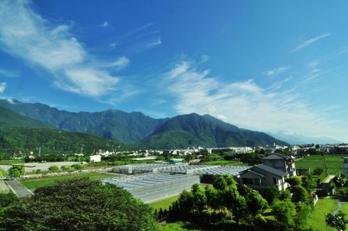 uitzicht op een stad met bergen op de achtergrond bij Xie Tong Homestay in Jian