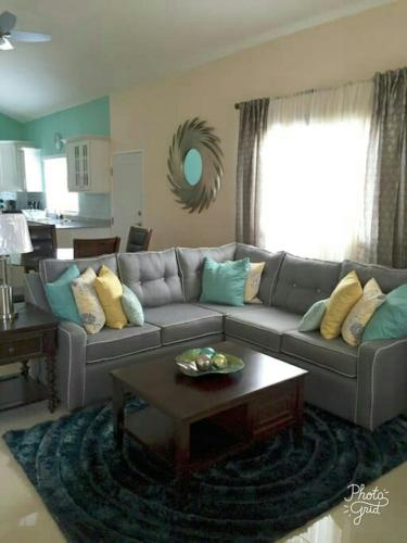 Гостиная зона в Caymanas Estate beautiful three bedroom house