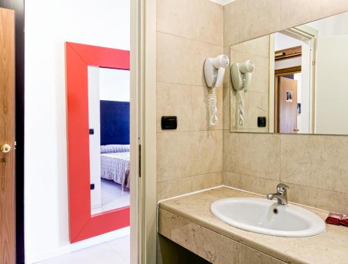 W łazience znajduje się umywalka i lustro. w obiekcie Hotel Colucci w mieście Nusco