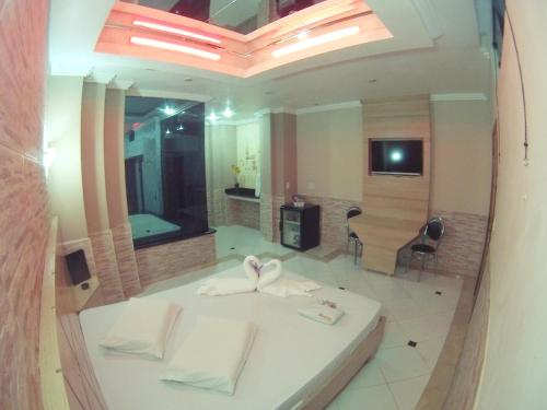 Habitación con baño con bañera blanca grande. en Flamboyant Hotel en Limeira