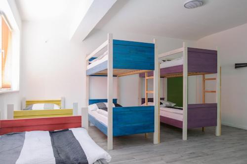 Двухъярусная кровать или двухъярусные кровати в номере Apart & Hostel Konjic