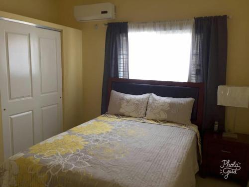 Кровать или кровати в номере Caymanas Estate beautiful three bedroom house