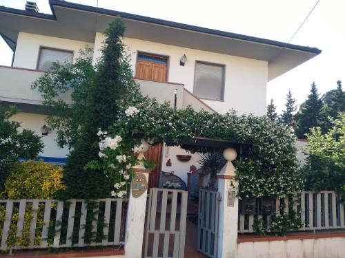 a house with a gate and a fence at Villa Marina Big in Laterina
