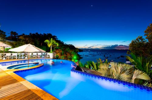 莫羅聖保羅的住宿－Passárgada Pousada e Restaurante，游泳池,晚上可欣赏到海景