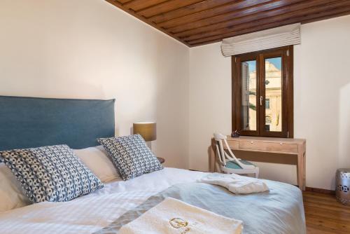- une chambre avec un grand lit et une fenêtre dans l'établissement Casa Irene, à La Canée