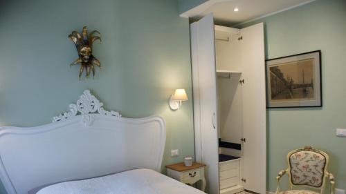 una camera con letto bianco e specchio di Ca'Venetes a Venezia