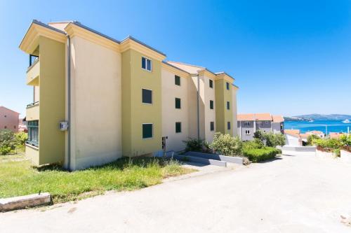Two-Bedroom Apartment in Okrug Gornji IV