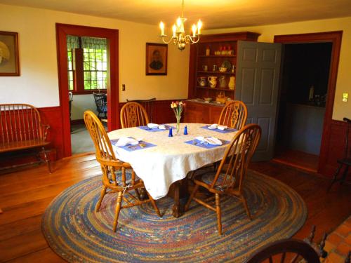 una sala da pranzo con tavolo e sedie di Colonel Spencer Inn a Campton