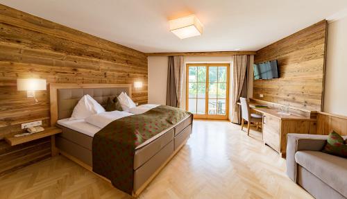 Tempat tidur dalam kamar di Landhotel Drei Eichen