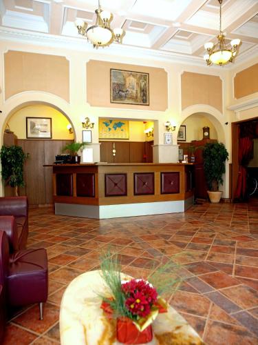 a lobby with a waiting room with a table at Семеен хотел Анна-Кристина in Vidin
