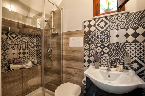 a bathroom with a sink and a shower at Le Alcove in Cinisi