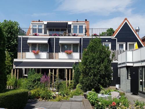 ein Haus mit Garten davor in der Unterkunft De Vier Seizoenen in Renesse