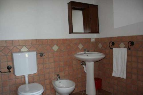 a bathroom with a toilet and a sink at La Tankitta Turismo Rurale in Stintino