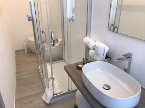 y baño con lavabo y ducha. en B&B Piazza Marconi en Manfredonia