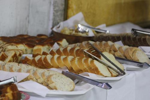 Una mesa cubierta con muchos tipos diferentes de pan en Big Valley Hotel Fazenda, en Serra Negra