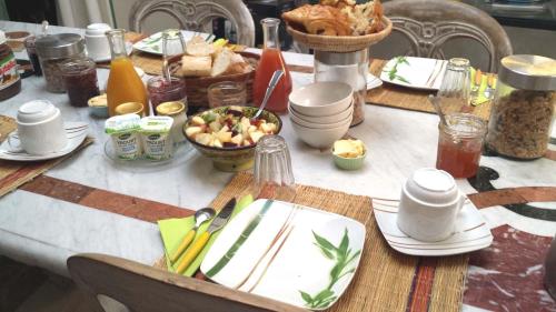 une table avec des assiettes et des bols de nourriture dans l'établissement L'Amandari, au Plan-de-la-Tour