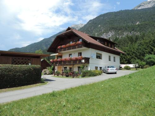 a house with flowers on the side of a road at Haus Assinger in Hermagor