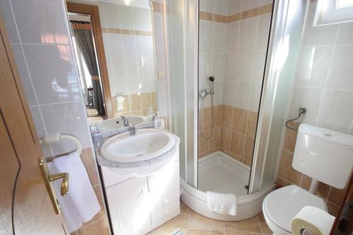 Koupelna v ubytování One-Bedroom Apartment Crikvenica 50