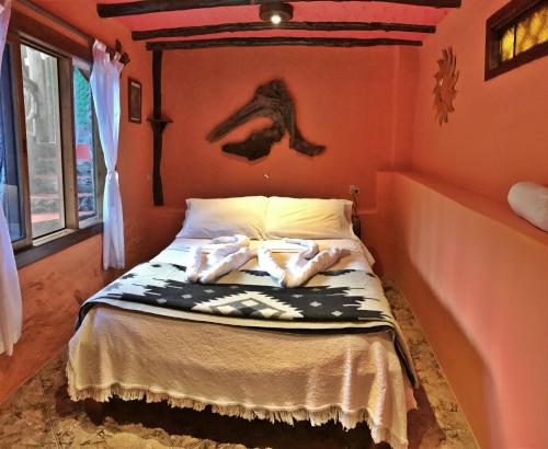 Ein Bett oder Betten in einem Zimmer der Unterkunft Lonesome George Ecolodge