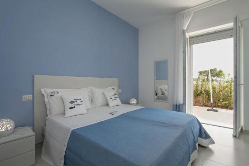 ポルト・チェザーレオにあるFilo di Ventoの青いベッドルーム(ベッド1台、大きな窓付)