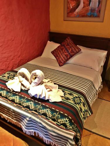 Ein Bett oder Betten in einem Zimmer der Unterkunft Lonesome George Ecolodge