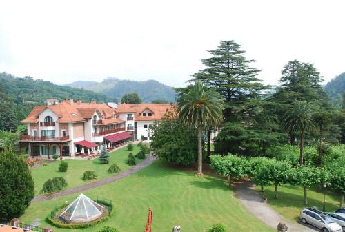 an aerial view of a house with a green yard at Gran Hotel Balneario De Puente Viesgo in Puente Viesgo
