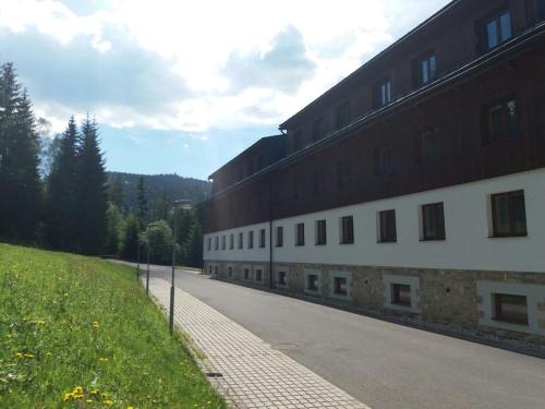 an empty road next to a large building at Apartmán Špičák Sruby in Špičák