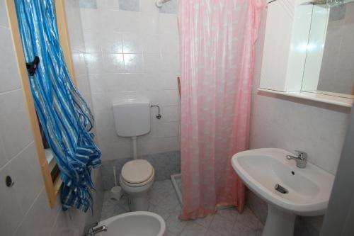 un piccolo bagno con servizi igienici e lavandino di Apartments in Rosolina Mare 24870 a Rosolina Mare