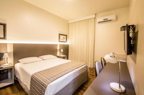 Ένα ή περισσότερα κρεβάτια σε δωμάτιο στο JR Hotel Marilia