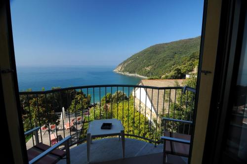 a view of the ocean from a balcony at Hotel Residence Mondial in Moneglia