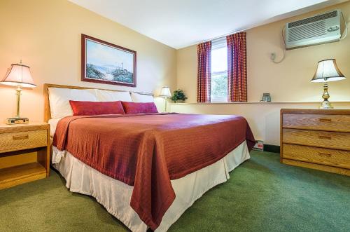 Llit o llits en una habitació de Misty Harbor Resort