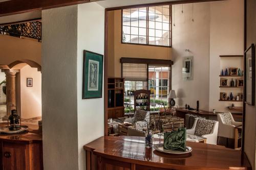 a living room with a couch and a table at Hotel Esmeralda in Atlixco