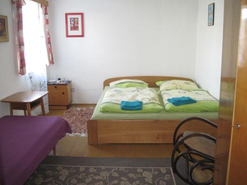 StříbřecにあるChalupa Pro Cyklistyのベッドルーム1室(緑のシーツが備わるベッド1台付)