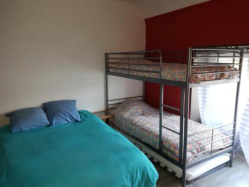 - une chambre avec deux lits superposés et un lit dans l'établissement Proche chateau, à Muides-sur-Loire