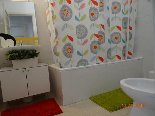 baño con lavabo y cortina de ducha en Apartment Cozy 4YOU, en Oporto