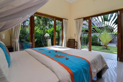 a bedroom with a bed and a large window at Villa Saffraan in Banjar