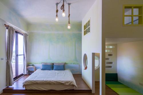 1 dormitorio con cama y ventana grande en C'est Mignon, en Dongshan