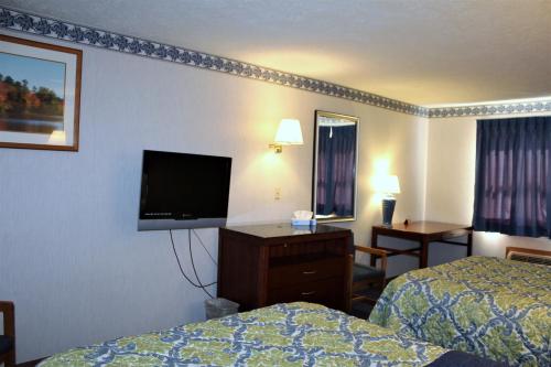 TV a/nebo společenská místnost v ubytování Americas Best Value Inn of Decatur